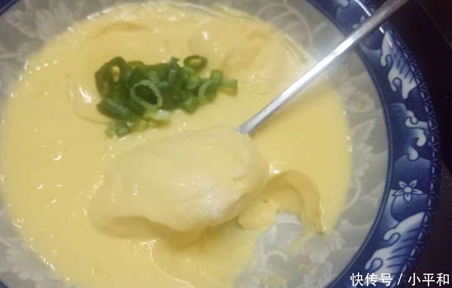 蜂窝|蒸鸡蛋时, 万万别直接加水, 多做“这1步”, 鸡蛋嫩滑没蜂窝!