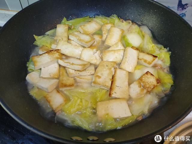 做法|适合新手的白菜炖豆腐家常做法,只需多加一味调料,汤白味鲜,好吃到汤汁都不剩