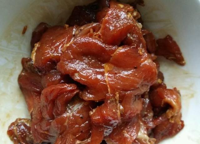  下锅|牛肉下锅前先用这3招处理，炒出来又香又嫩，下酒下饭都特好吃