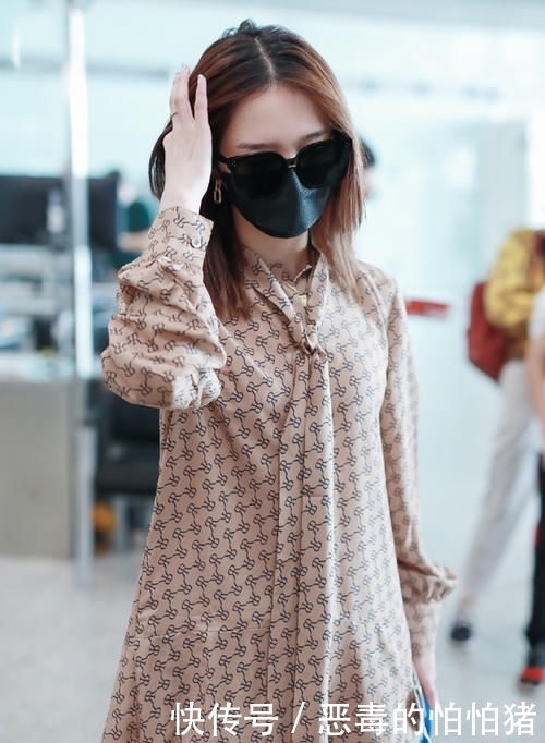 配焦|孟美岐不愧是第一名出道的,穿印花长裙配焦糖色短靴,时髦霸气