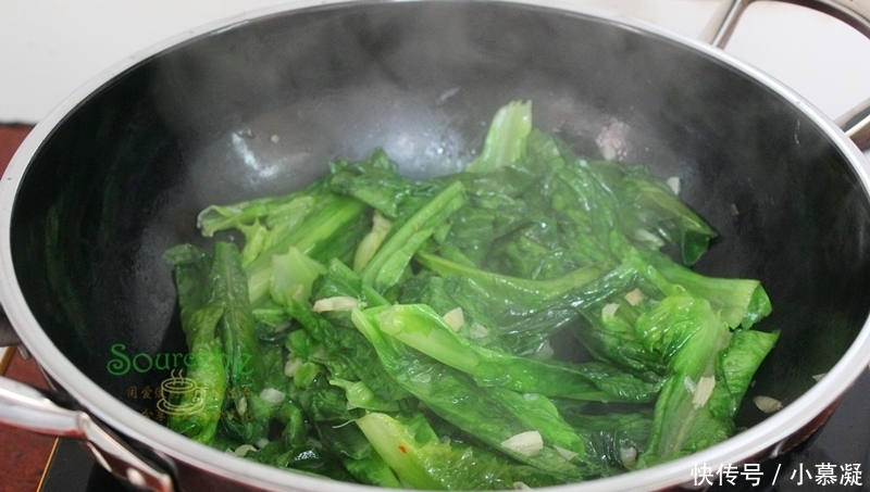 好吃|炒油麦菜时,多加一步,翠绿爽口,清香味美,比饭店还好吃
