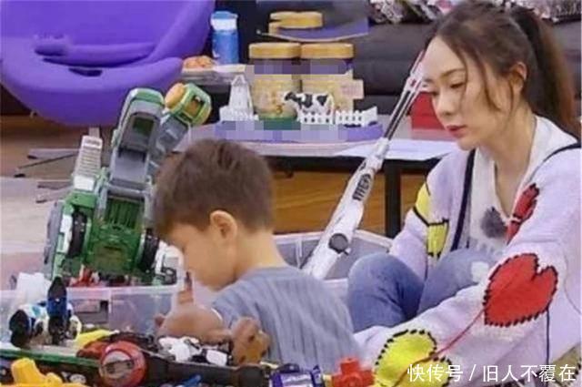 应采|养的都是男孩,霍思燕和应采儿的客厅却大相径庭,差距一目了然