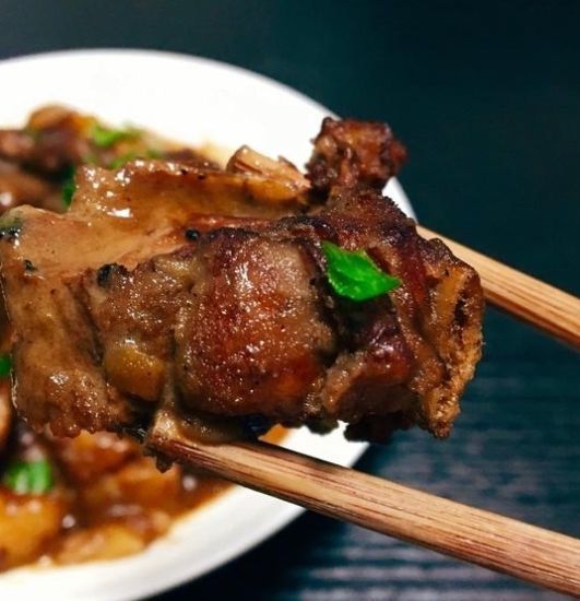 腥味|炖排骨时第一步不能错大厨传授正确方法,排骨鲜嫩多汁无腥味