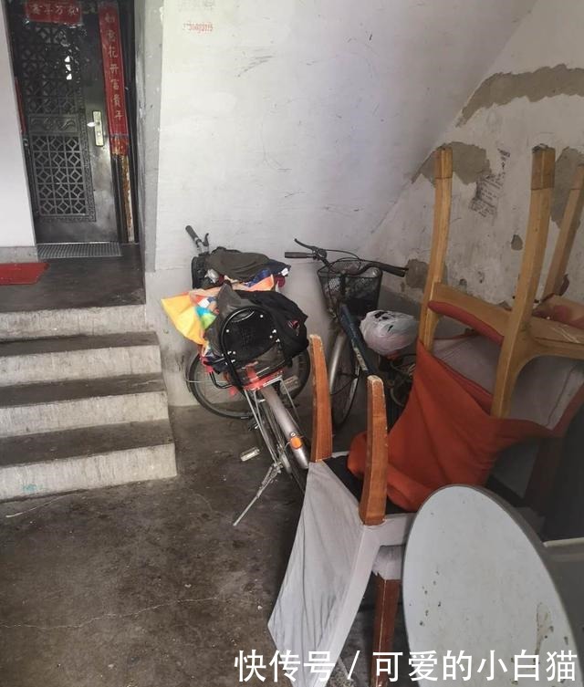 花家地小区|小区楼道堆杂物屡治屡现,堆放三四年业主不听劝