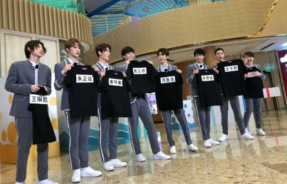  汗如雨下|这节目有毒啊！大热天室内录制，嘉宾汗如雨下，全程用扇子扇风！