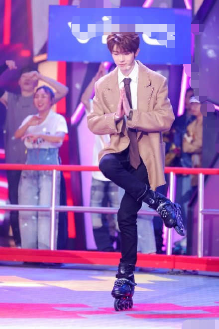  黯然失色|蔡徐坤Lisa舞台太炸，上《快本》创收视第一，宋威龙黯然失色