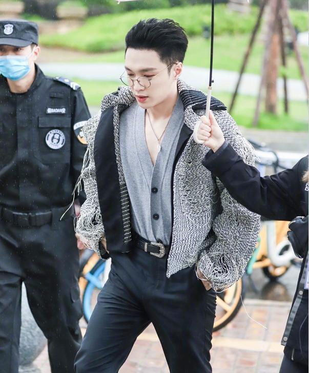  街舞|从街舞3到舞蹈风暴，张艺兴气质变化明显，哪个更吸粉一目了然