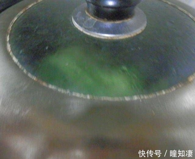 寒冷|带有粽叶香味的香菇鸡腿饭非常适合寒冷和多雨的天气