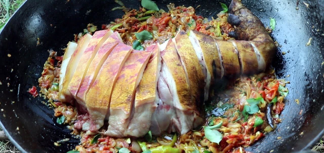 印度人|印度人如何吃猪肉咖喱汁炖20斤大猪腿,用手拿着大口啃