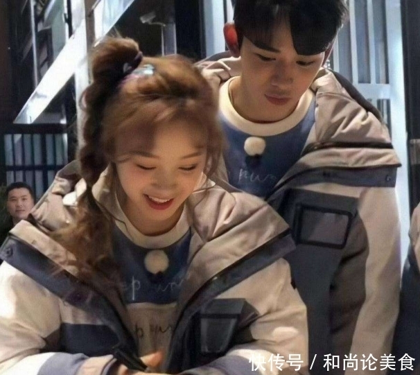当众|宋雨琦当众“下跪”,谁注意到baby的下意识动作?人品一眼看穿