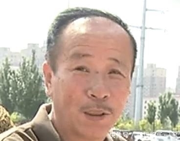 铁轨|昆区这一路段废弃铁轨横穿马路,令人堪忧!