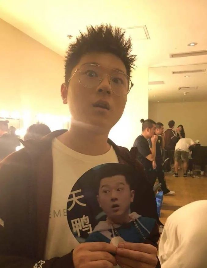  微博|王以太演出被香槟喷满脸，半个嘻哈圈为他道不平！香槟男：下一个目标GAI！