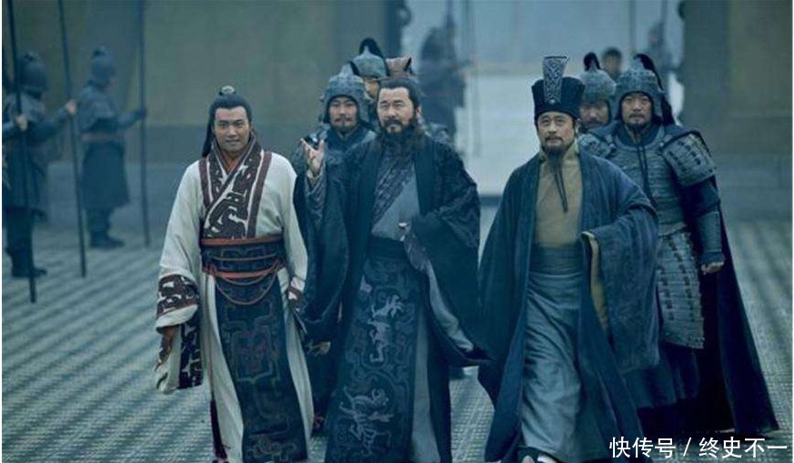 三国|刘禅写了三个字挂在门口被放过,众人不解,司马昭倒过来念