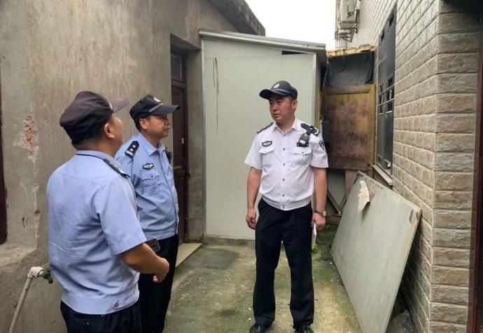 出警|谁敢叫“白衬衣”一起出警二级高级警长默默系上武装带……还把在逃人员抓了回来