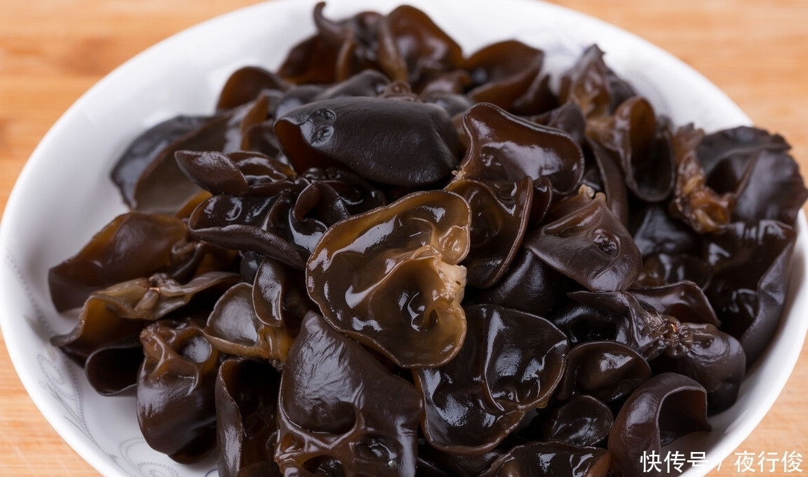 牢记|泡木耳时,牢记3个技巧,3分钟全泡开,木耳又大又干净