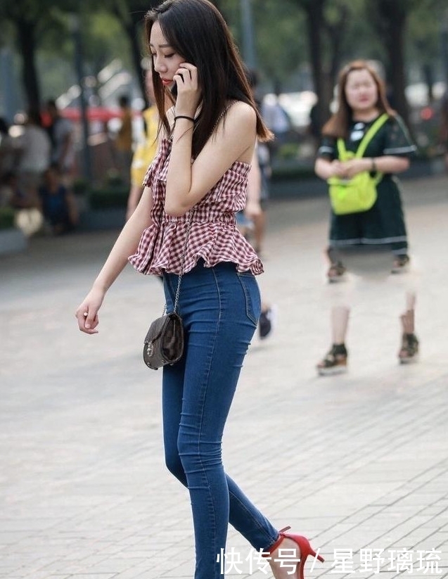 女性|粉色格子露肩衣搭配蓝色牛仔裤，甜美时尚，尽显女性魅力