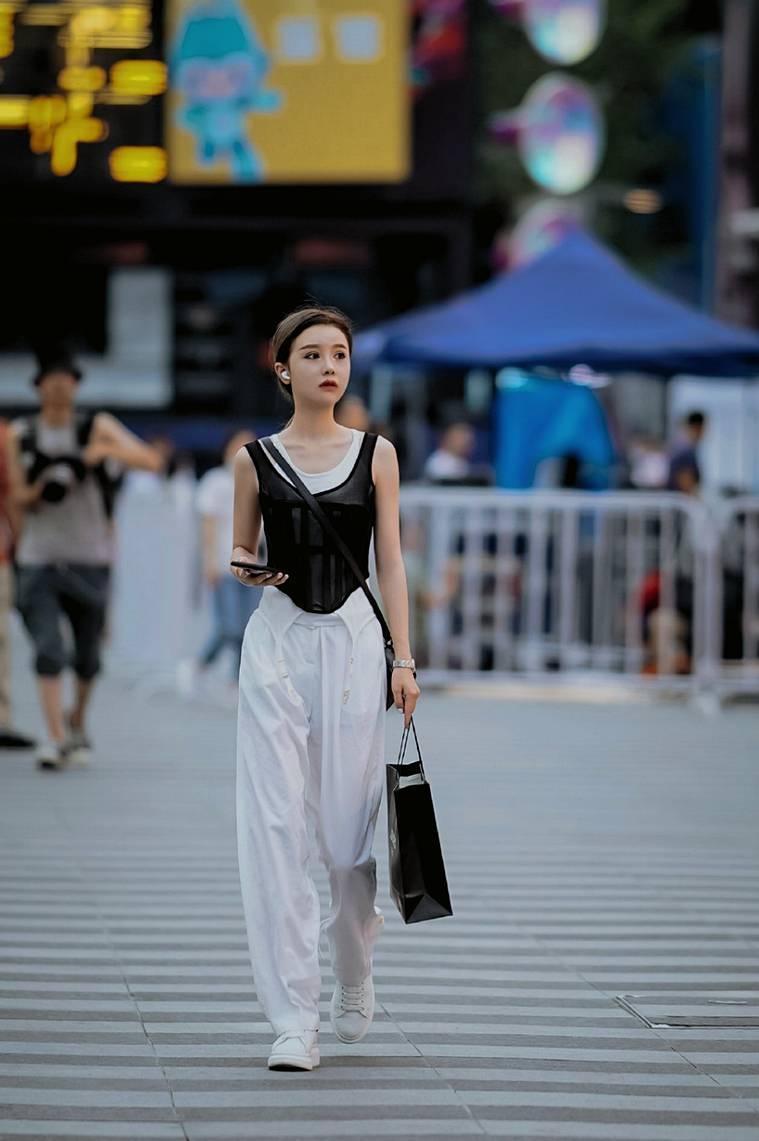 拥有|拥有大长腿不是梦,告别传统穿搭吧,阔腿裤带你引领时尚圈!