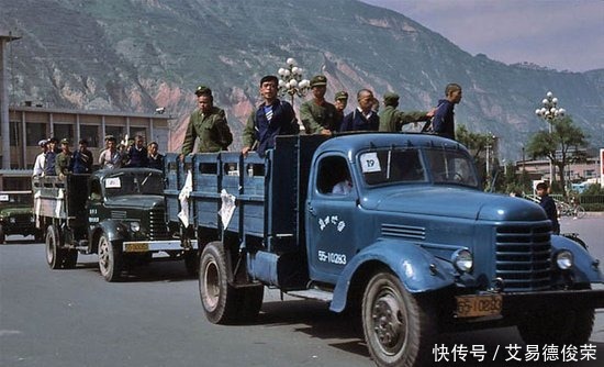  老照片|80年代严打老照片：强奸犯挂牌子游街示众，女犯人被公审