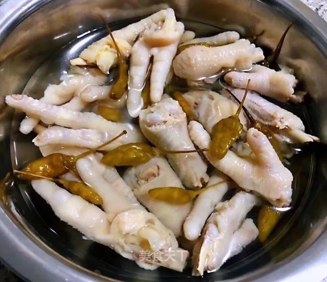 切成|这样做鸡爪真的太好吃了,越吃越上头!你们一定要试试看!
