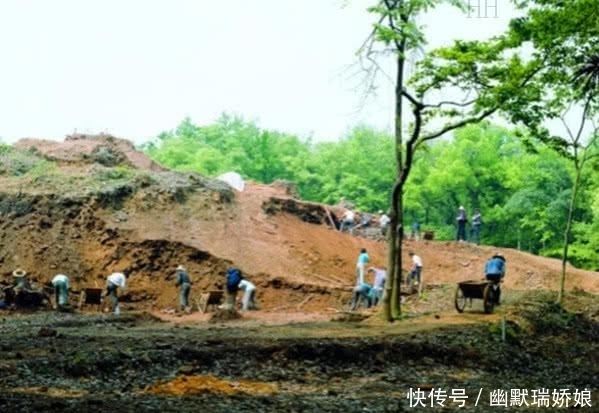 挖出|千年的雷峰塔倒塌: 武警警戒, 一片废墟中, 挖出一重大发现