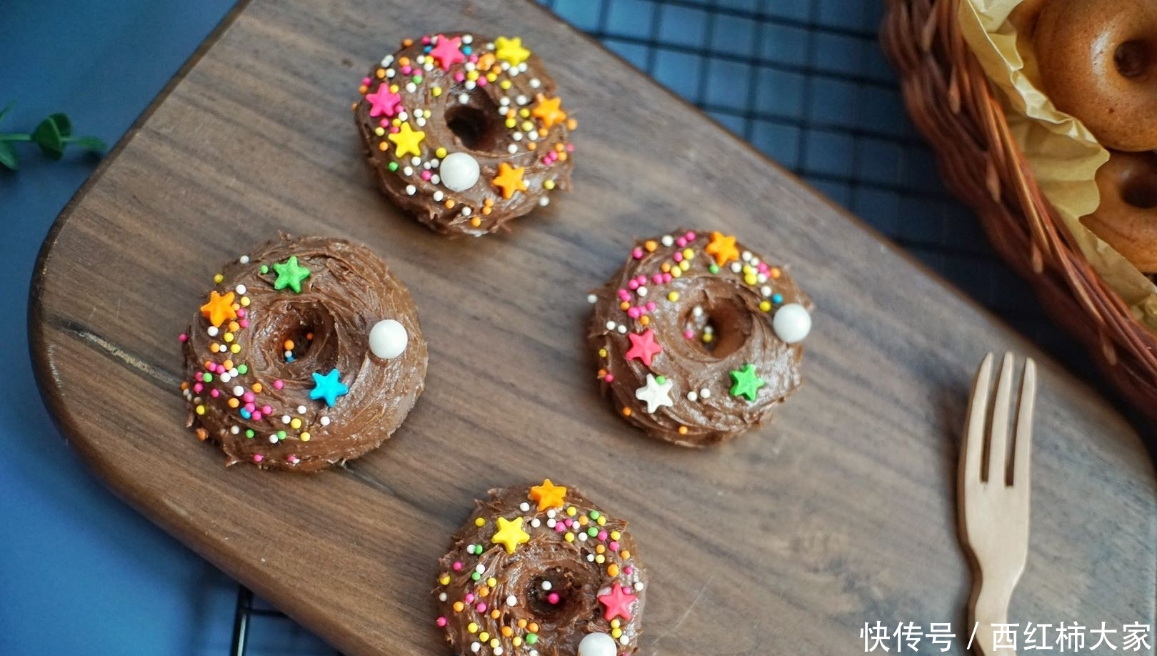 做出|不用烤箱,就能轻松做出甜甜圈小蛋糕,自己DIY爱怎么吃就怎么吃