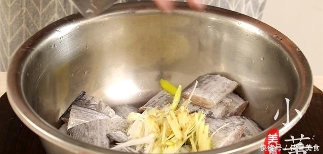 淀粉|带鱼不要直接下锅炸,多加这2步,外酥里嫩无腥味,上桌就扫光