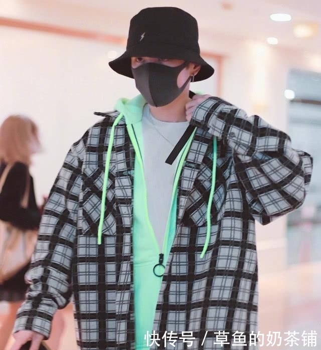  蔡徐坤|蔡徐坤和李汶翰，都是男团队长，同是格纹造型，风格却差那么多？