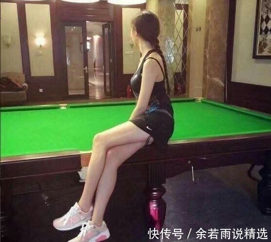 收拾|妹子,放假也不和你闺蜜出去玩,旁边桌子上是什么,也不收拾下