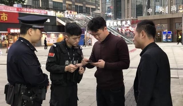 小伙|躺酒店床上玩手机，一不小心床底发现大秘密！小伙赶紧报警……