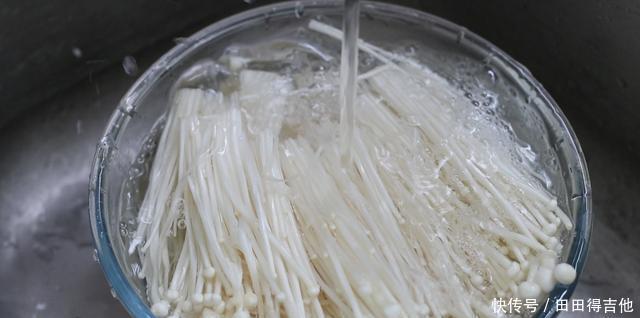 泼辣|不加油泼辣子的金针菇是没有灵魂的,这么拌出来,闻着都下饭