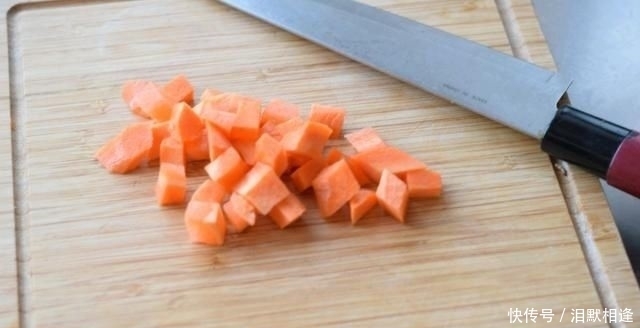  芹菜跟胡萝|睡前泡上，早上煮煮拌拌，清爽的佐粥小菜就有了，倍儿好吃