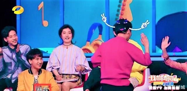 杨磊|韩红念错名字瞬间尴尬!汪涵都圆不回来了!网友看看人家董卿!