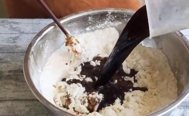 发糕|红糖发糕最懒人做法,简单一搅,又松又软又筋道,比面包还好吃