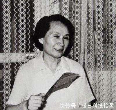  骨灰|溥仪最后一任妻子李淑贤：直言溥仪离不开她，图9抱着溥仪的骨灰