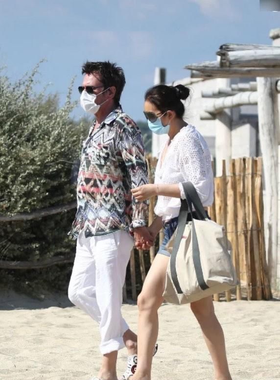  暴露|巩俐老了？穿白衬衫热裤打扮和年轻人一样时髦，颈纹暴露了年龄