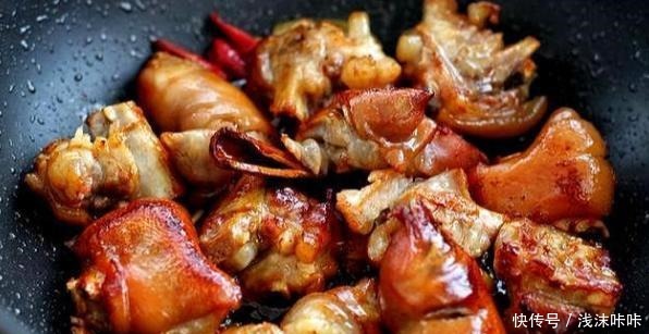 红润|红烧猪蹄,小火慢炖色泽红润又入味,满满胶原蛋白是女生的最爱