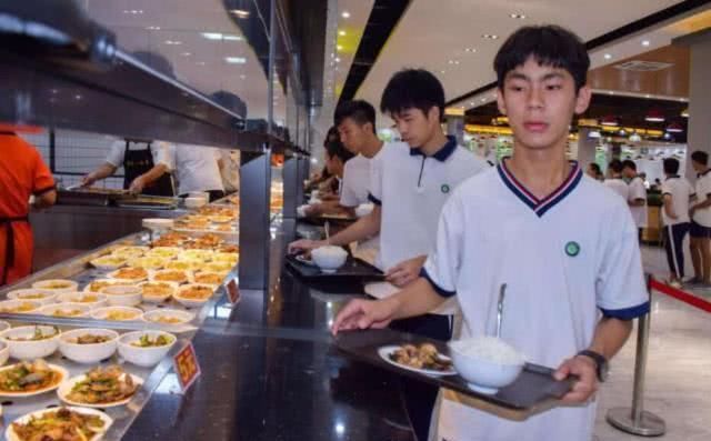 阿姨|为什么学校宁可把饭菜倒掉,也不愿给学生多打食堂阿姨说出真相