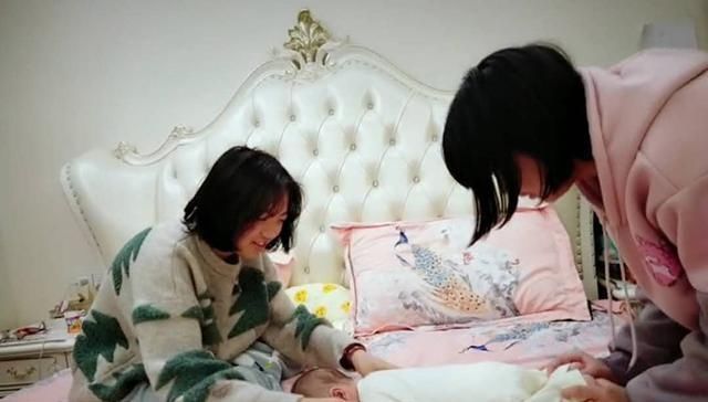 孩子|重组家庭温馨一幕老公快来你女儿和我女儿在玩“我们的女儿”