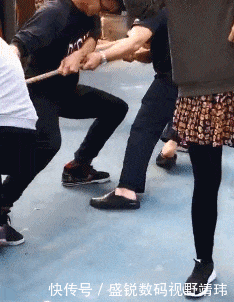 到底|搞笑GIF:美女别再拍了,饭到底还做不做了