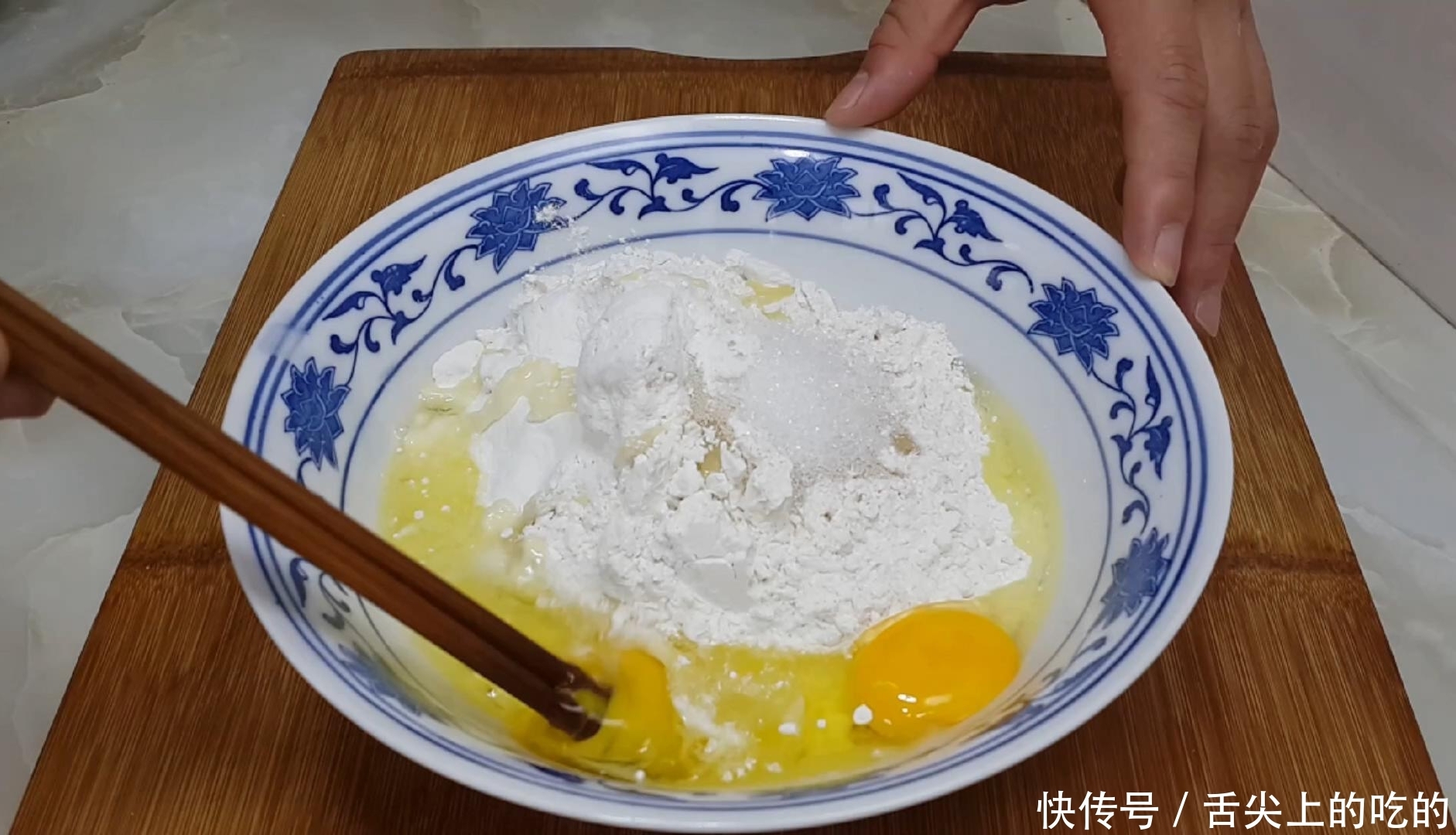 念念不忘|烧饼别买着吃了,加几勺酱料,外皮焦脆又多层,吃过就念念不忘