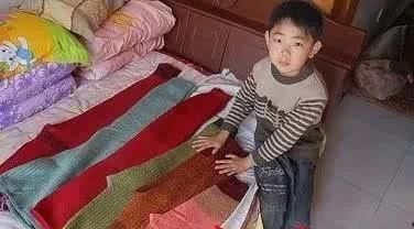 带走|12岁，母亲改嫁带走弟弟妹妹，58岁，他把瘫痪的母亲埋进墓坑