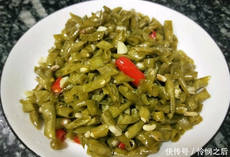 凉开水|腌酸豆角,别用凉开水了!外婆用它,3天就腌好,更酸更脆更营养