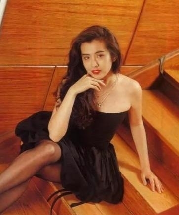 无人不知|王祖贤30年前旧照片流出,有谁注意她身后的群演?现已成当红巨星