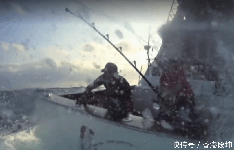 鱼儿|男子海上钓鱼遇到这样危险一幕,半个小时后还惊魂未定!