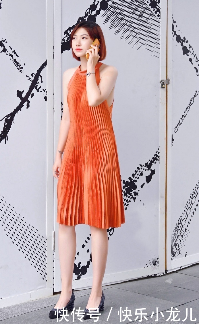 女生|最适合女生穿的还是裙子,简约时尚,让搭配看起来非常个性