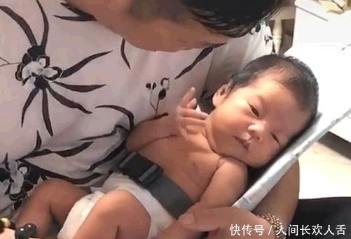  糟老头子|姥爷抱娃反被娃“嫌弃”火了，萌娃内心：这个糟老头子坏得很