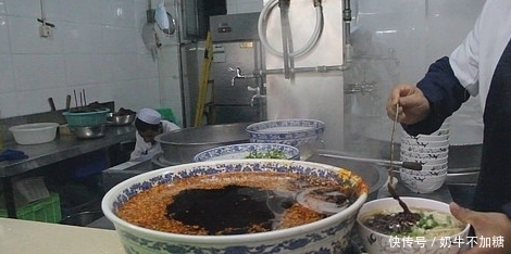 小菜|2个鸡蛋,3种小菜,10分钟快速做好西红柿鸡蛋面,美味健康