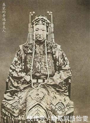  夫人|罕见老照片：穿官服的晚清诰命夫人，霸气十足，网友却感觉瘆人