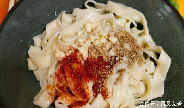  泼面|地道油泼面的做法，面条劲道，香辣美味又开胃，大人孩子都爱吃