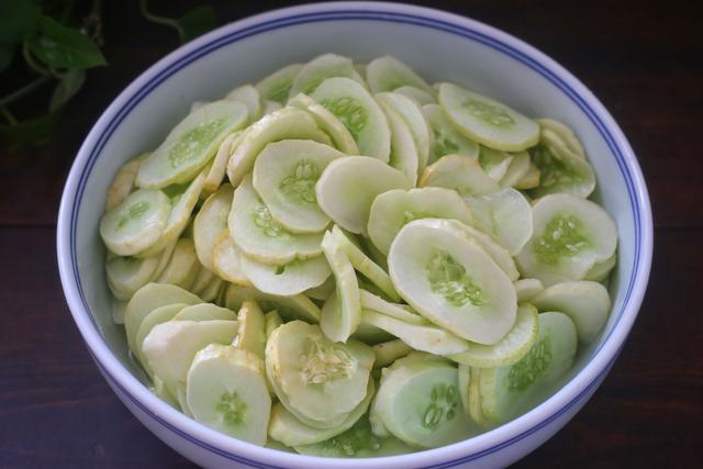  冷冻|夏天把黄瓜冷冻起来，留到冬天炒肉吃，特别香，我每年都做